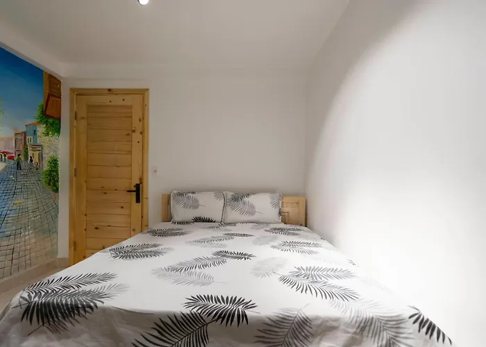 5 To 10 Bedrooms Appartement *
